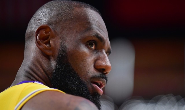 游戏社区-对手教练：詹姆斯太不可思议！我41岁只是执教完背靠背都有点累！